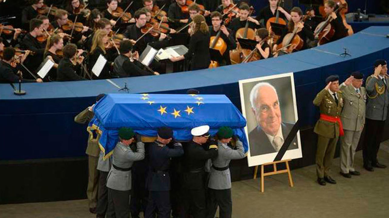 Mandatarios presentan respetos a Helmut Kohl antes de ceremonia de despedida