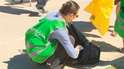 Vecinos de Alameda de Osuna limpian las calles del barrio
