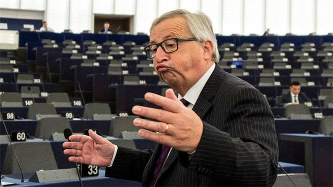 El presidente de la Comisión Europea, Jean-Claude Juncker, interviene ante la Eurocámara casi vacía