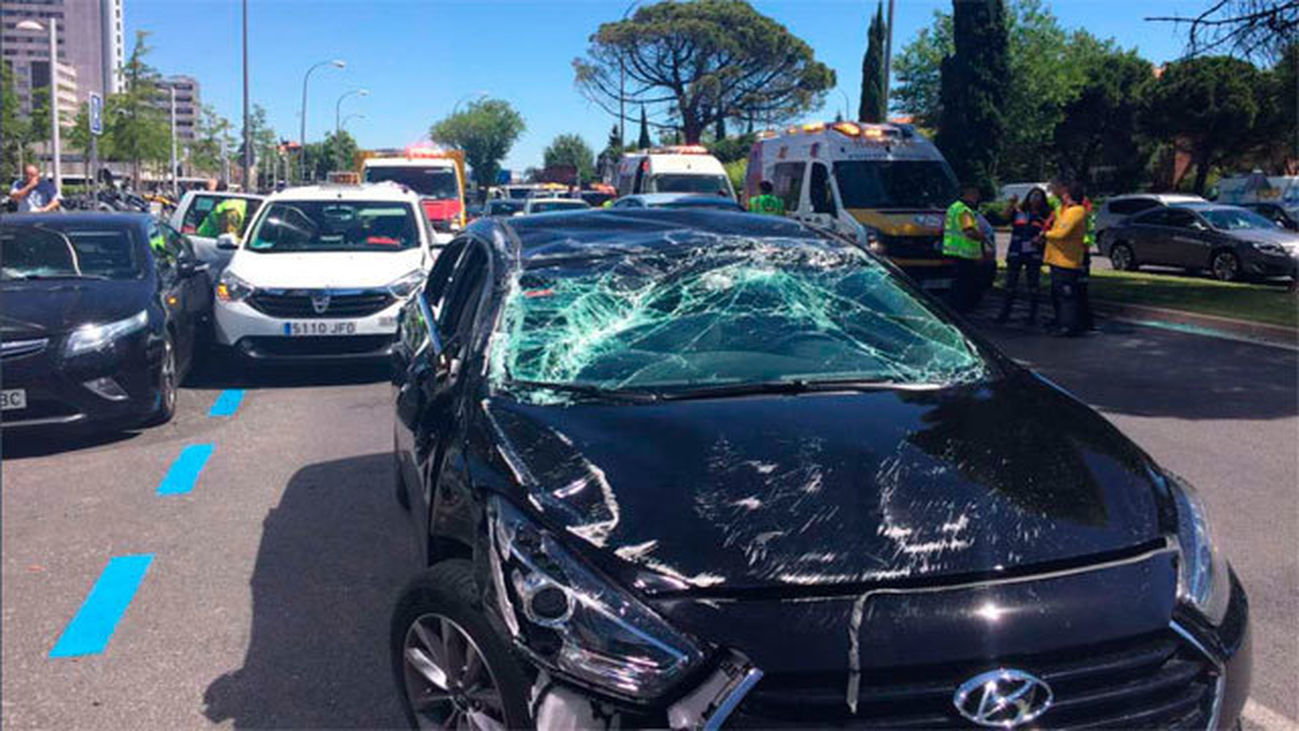 Cuatro heridos en un choque entre un coche de Uber y dos taxis en Castellana
