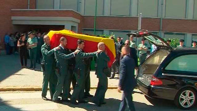Zoido impone la Cruz al Mérito al Guardia Civil que murió atropellado en la A-1