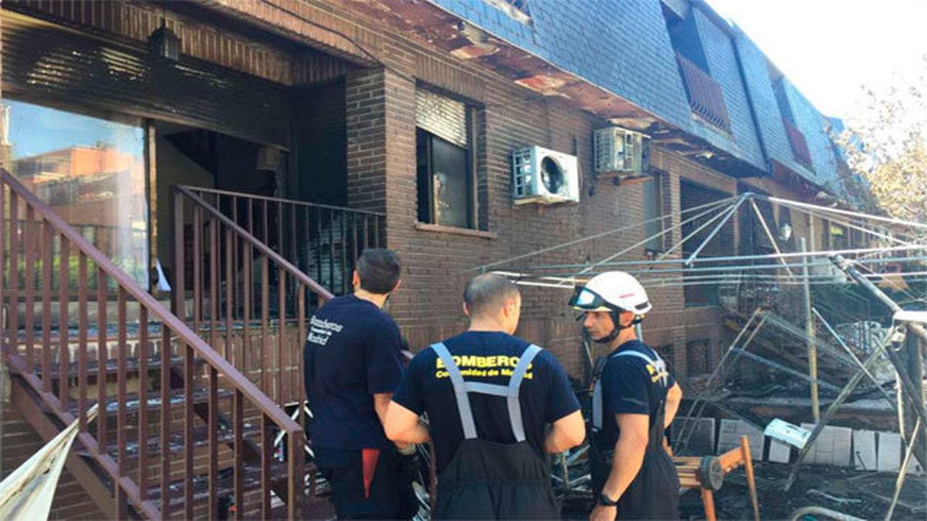 Un incendio en un chalé de Boadilla deja un herido grave y varios adosados afectados