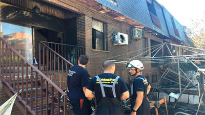 Un incendio en un chalé de Boadilla deja un herido grave y varios adosados afectados