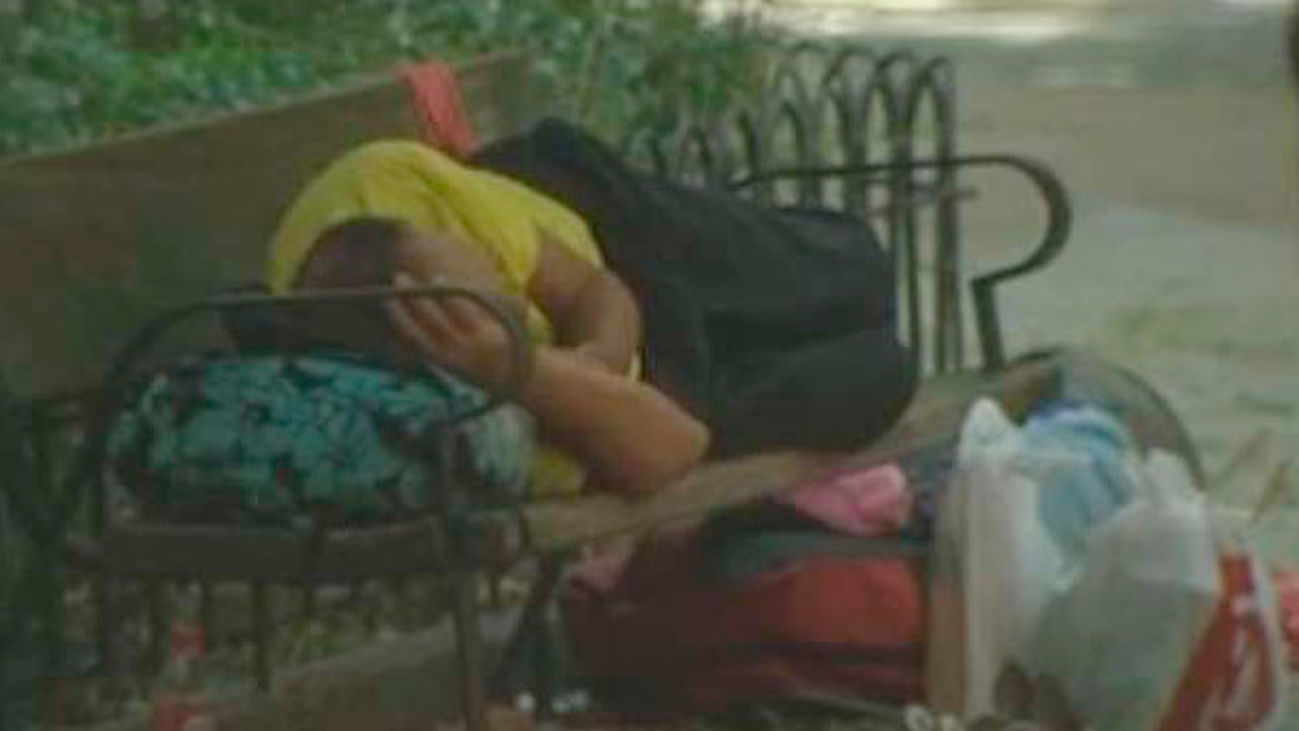 La plaza de Diego de León tomada por mendigos