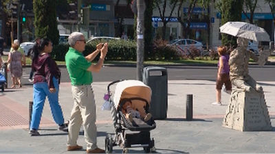 Estatuas vivientes 'de piedra' advierten en Madrid del riesgo de melanoma