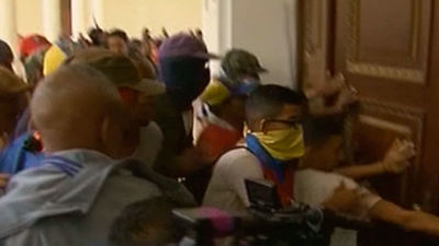 Grupos chavistas irrumpen en el Parlamento venezolano y hieren a diputados