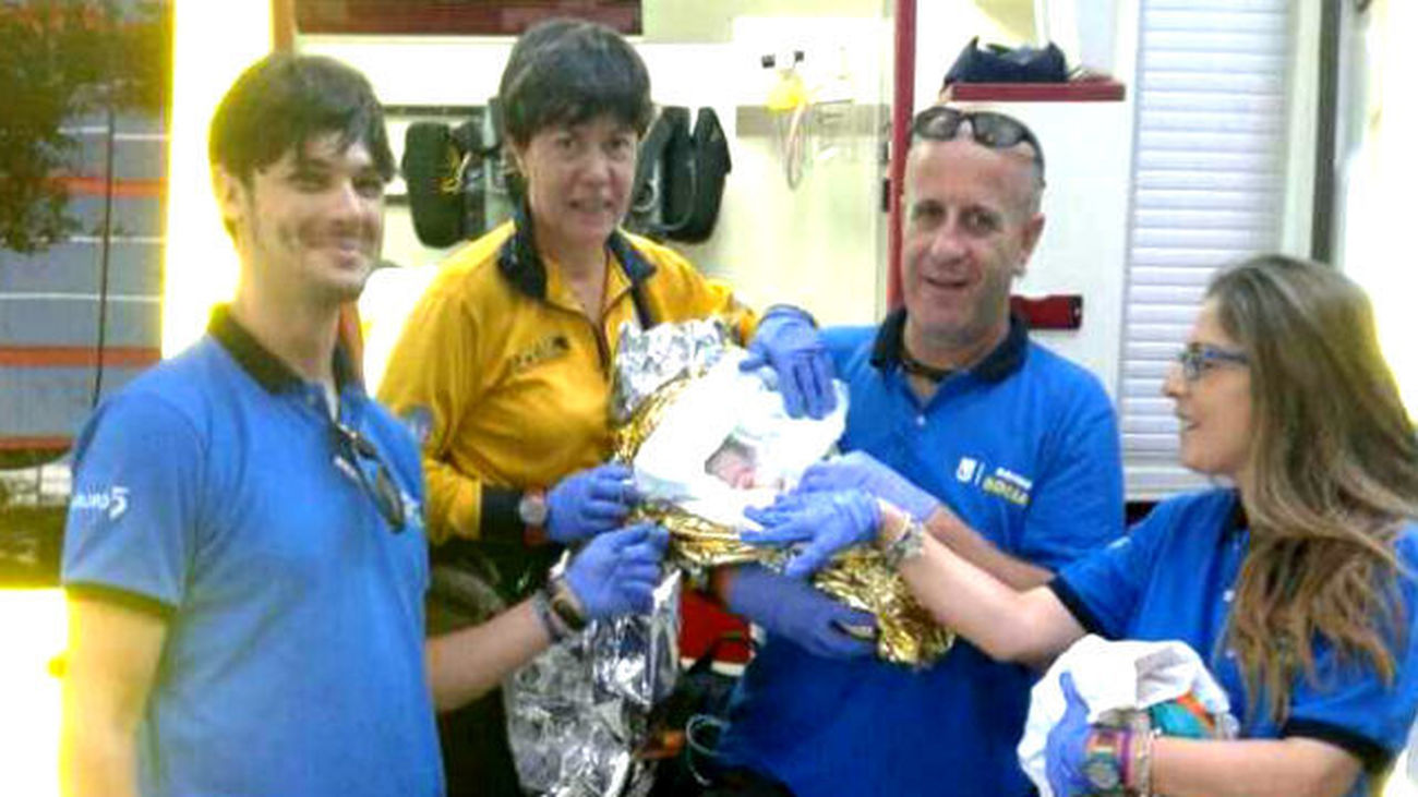 Una refugiada siria da a luz a su tercer hijo en una acera junto al Manzanares