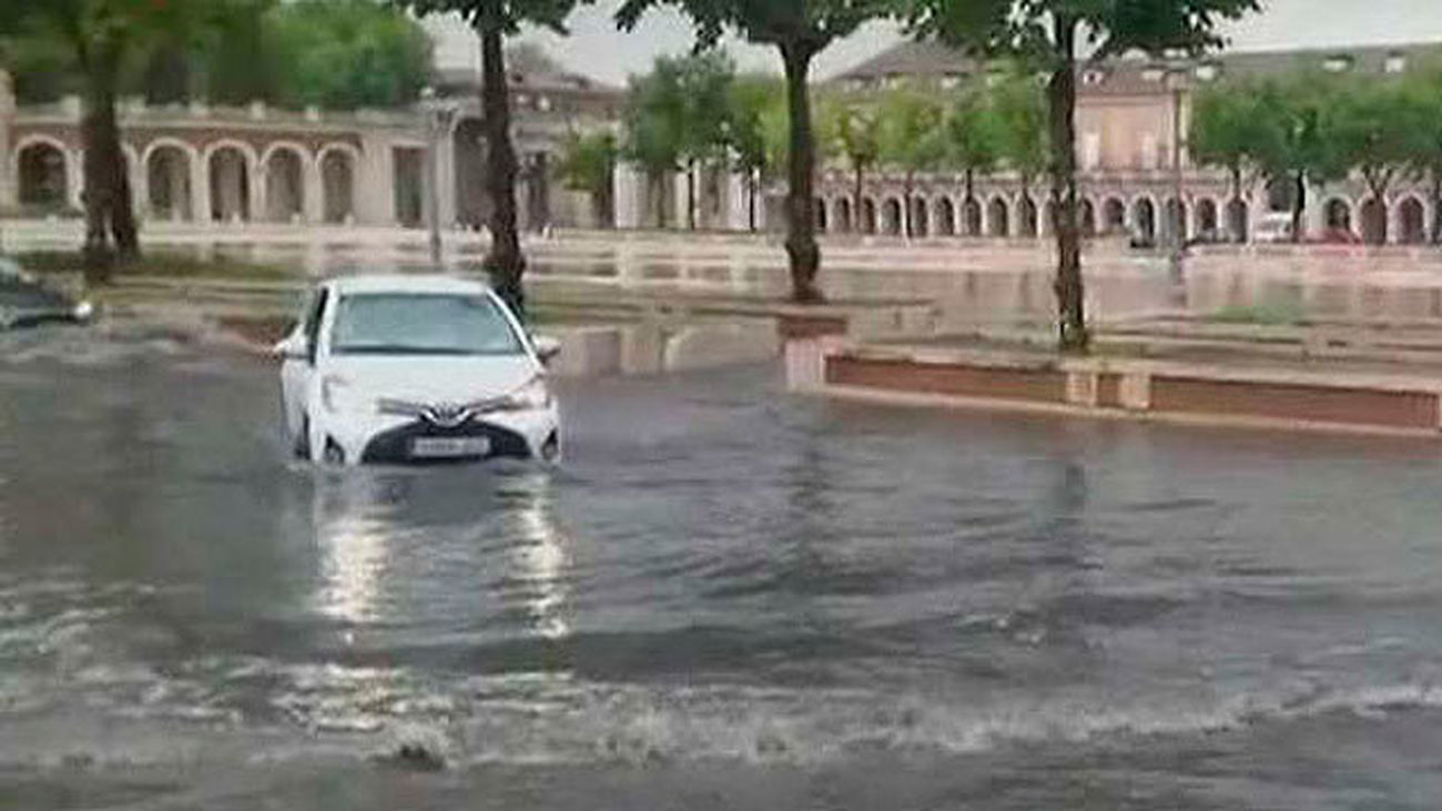 La tromba de agua provoca inundaciones y cerca de 200 avisos a los Bomberos