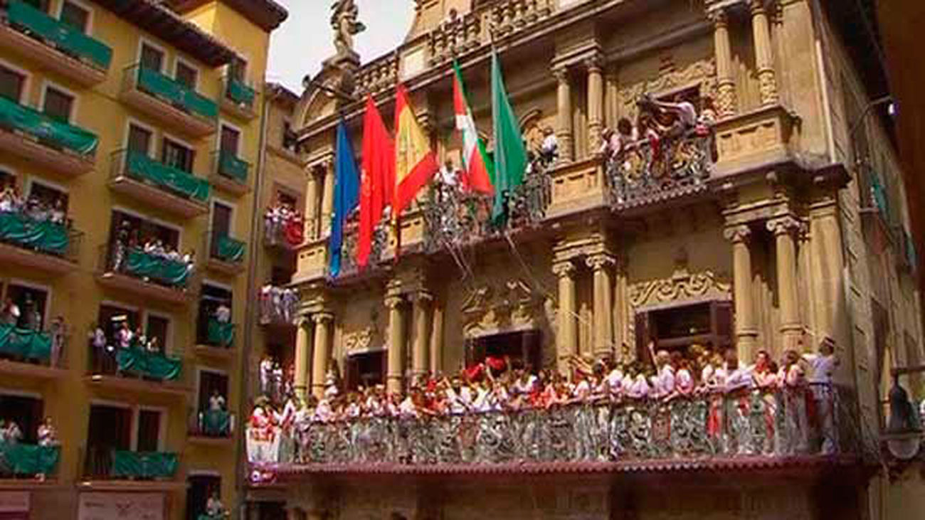 Chupinazo con ikurriña en Pamplona para abrir los sanfermines
