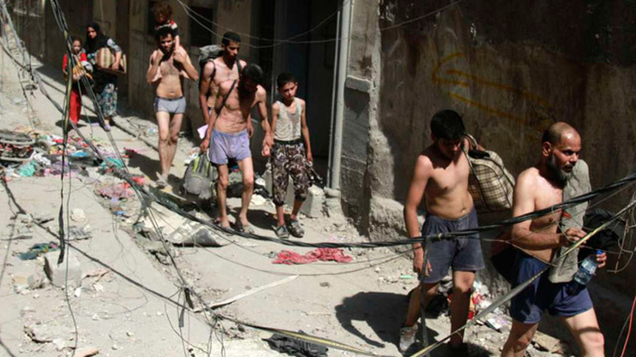 Civiles huyen semidesnudos de Mosul para distinguirse de los yihadistas