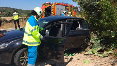 Dos muertos en un choque frontal entre una moto y un turismo en Navalagamella