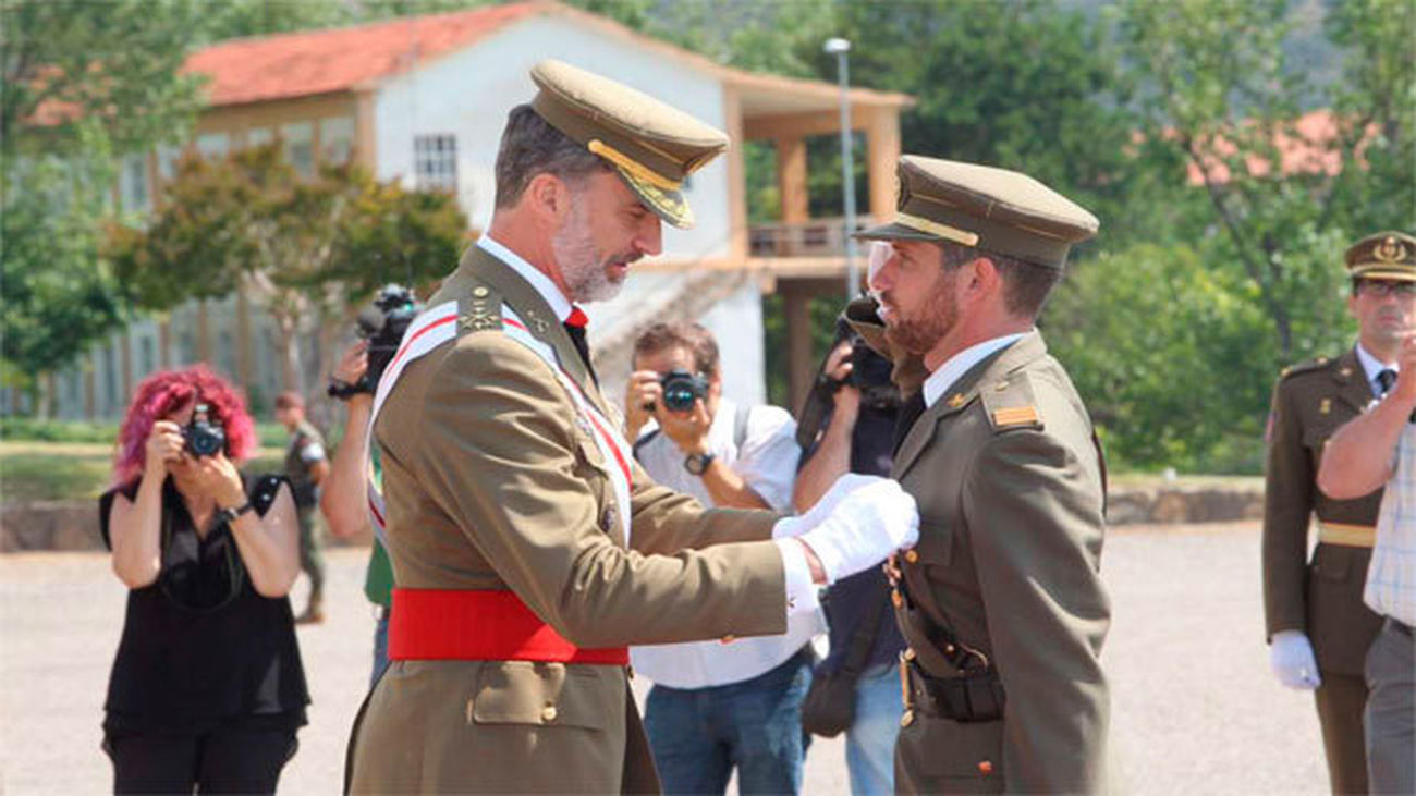 El Rey entrega los Reales Despachos de Empleo en la Academia General Básica de Suboficiales