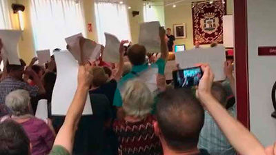 Los vecinos protestan en el Pleno de Chamberí por el cierre de la calle Galileo