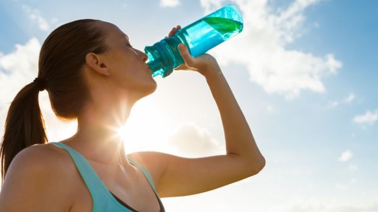 ¿Cuánta cantidad de agua debemos beber ahora en verano?