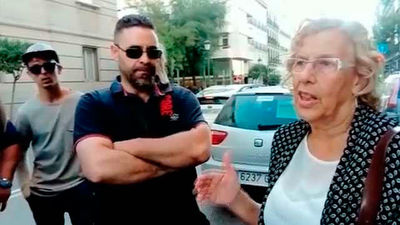 Diálogo de Carmena con los taxistas en plena calle