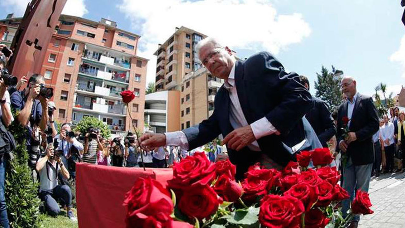 El homenaje a Blanco en Ermua congrega a todos los grupos políticos