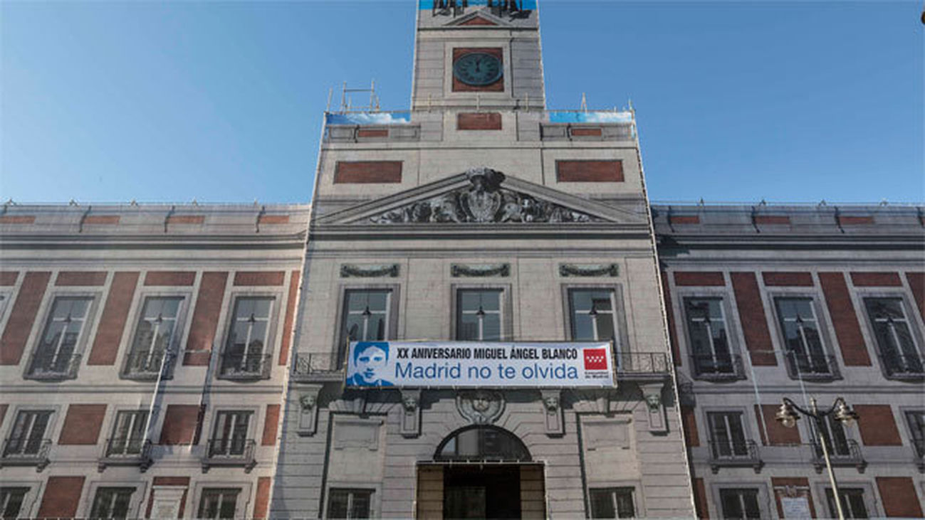 La Comunidad Madrid cuelga en Sol una pancarta con el lema "Madrid no te olvida"