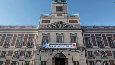La Comunidad Madrid cuelga en Sol una pancarta con el lema "Madrid no te olvida"