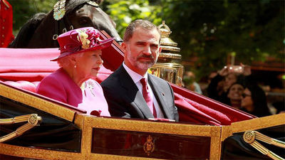 Isabel II recibe oficialmente a los Reyes de España