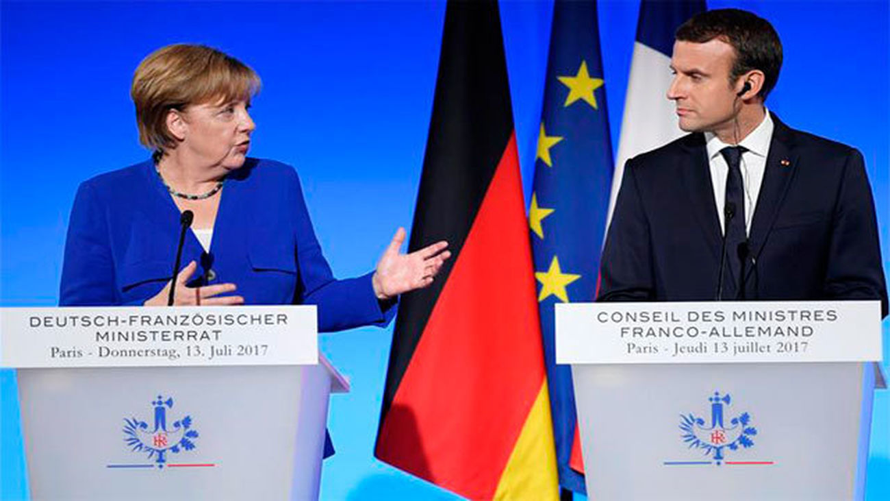 La canciller alemana Angela Merkel  y el presidente francés, Emmanuel Macron tras la cumbre franco-alemana del Elíseo