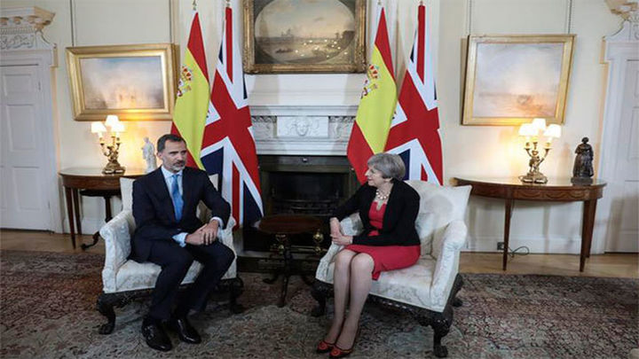 Felipe VI recibido por May en Downing Street