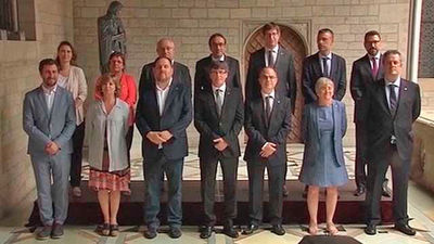 Puigdemont cambia su Gobierno en un giro hacia el “radicalismo”, según Rajoy