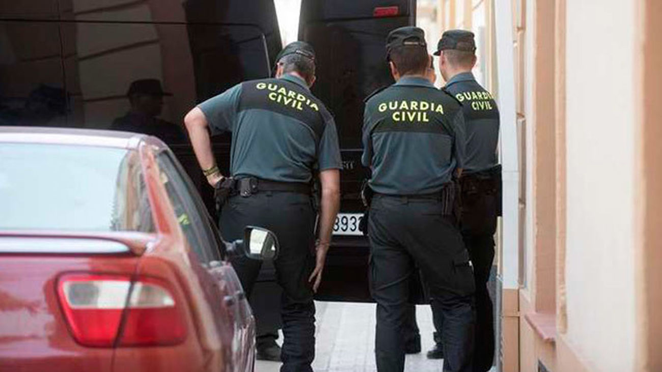 Efectivos de la Guardia Civil junto al domicilio de Huéscar