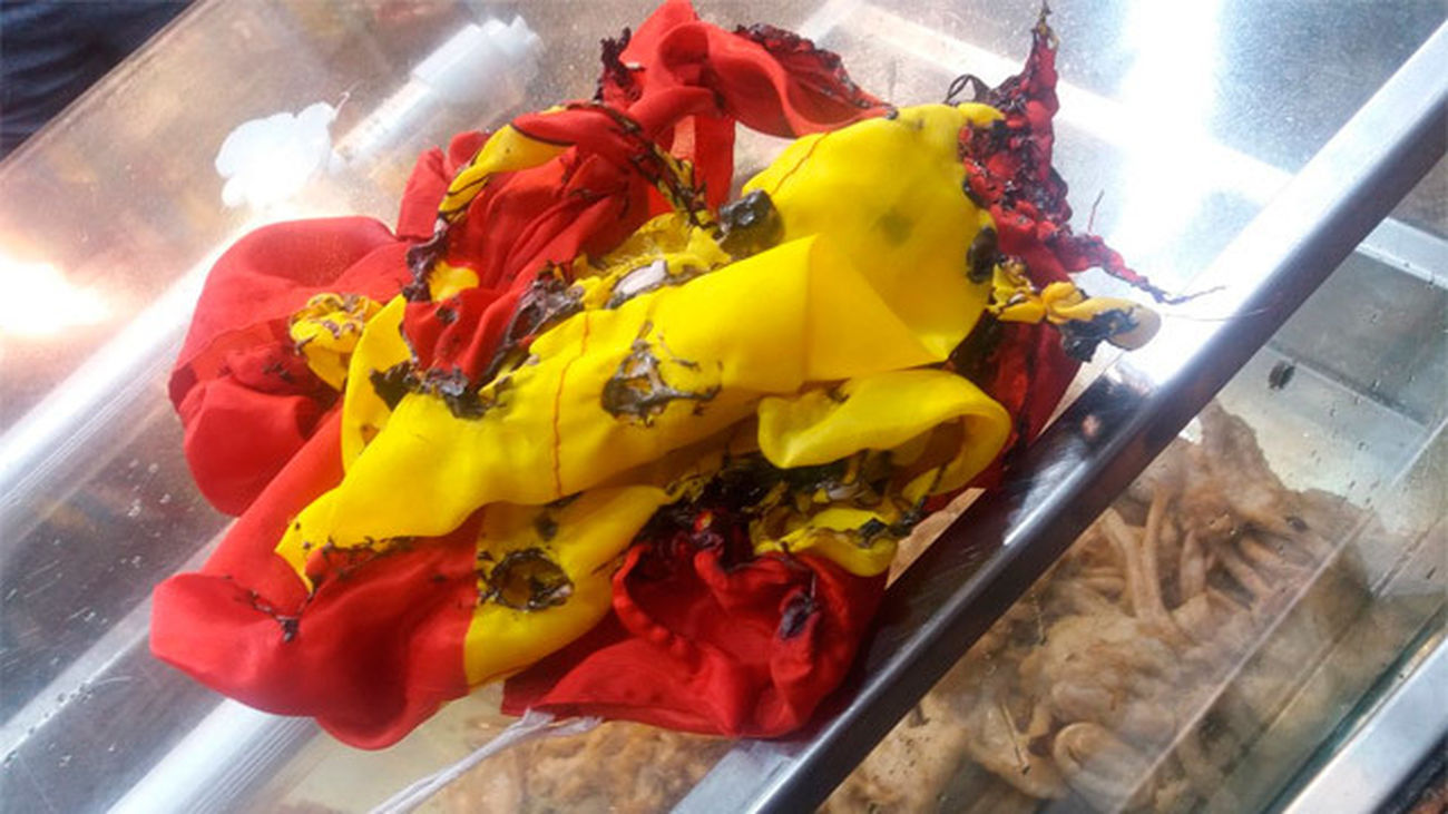 Queman la bandera de España de la caseta de Ciudadanos