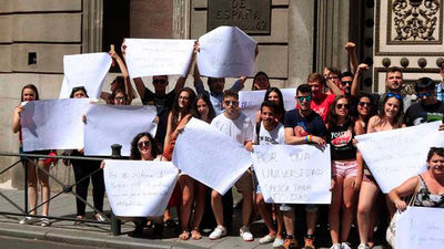 Encierro de estudiantes en protesta por las becas universitarias