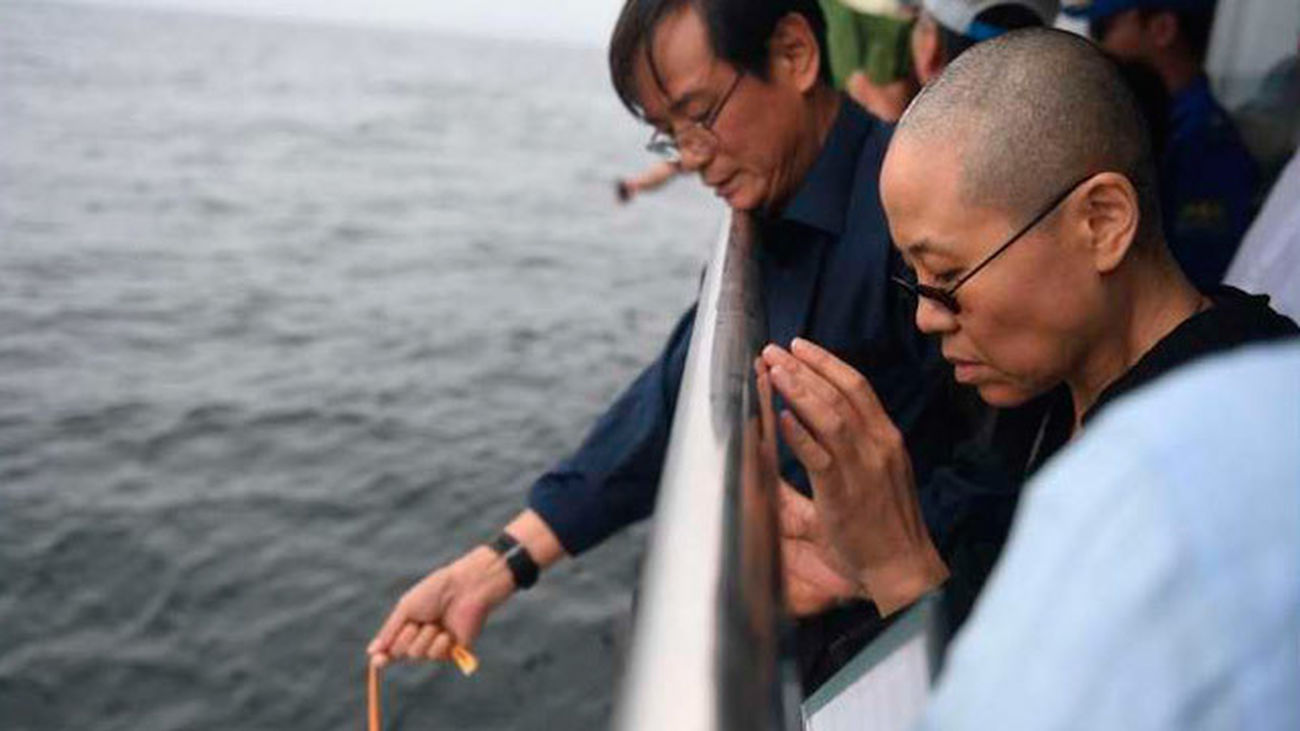 Las cenizas de Liu Xiaobo son esparcidas en el mar en presencia de su viuda