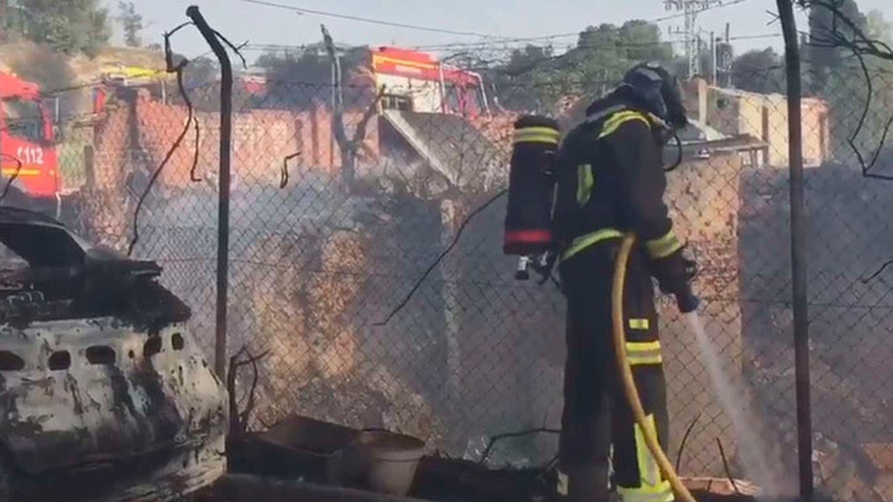 Un incendio en la Colonia Guadarrama de Móstoles calcina varias infraviviendas