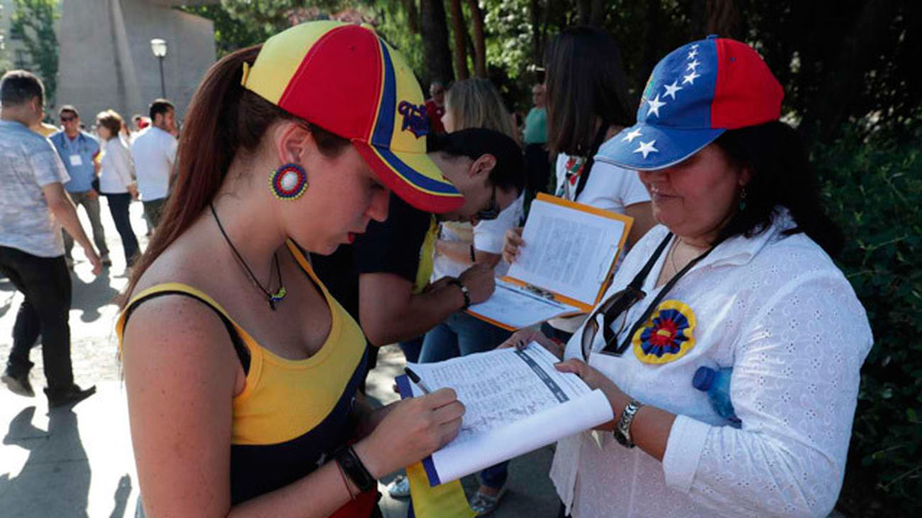 Miles de venezolanos en España participan en consulta popular contra Maduro