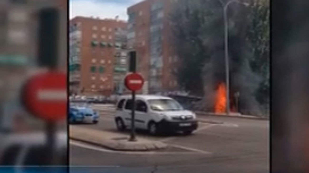 Sin heridos en el incendio de un autobús sin pasajeros de la EMT