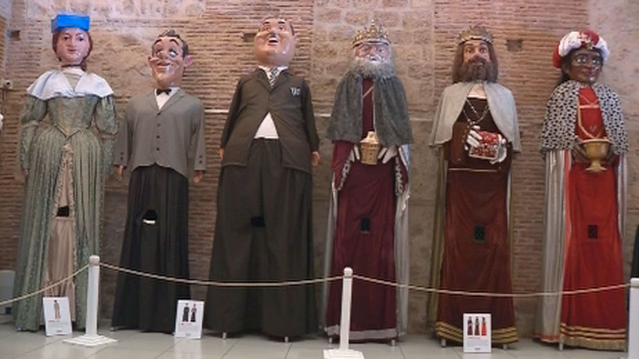 Exposición de gigantes y cabezudos en Alcalá de Henares