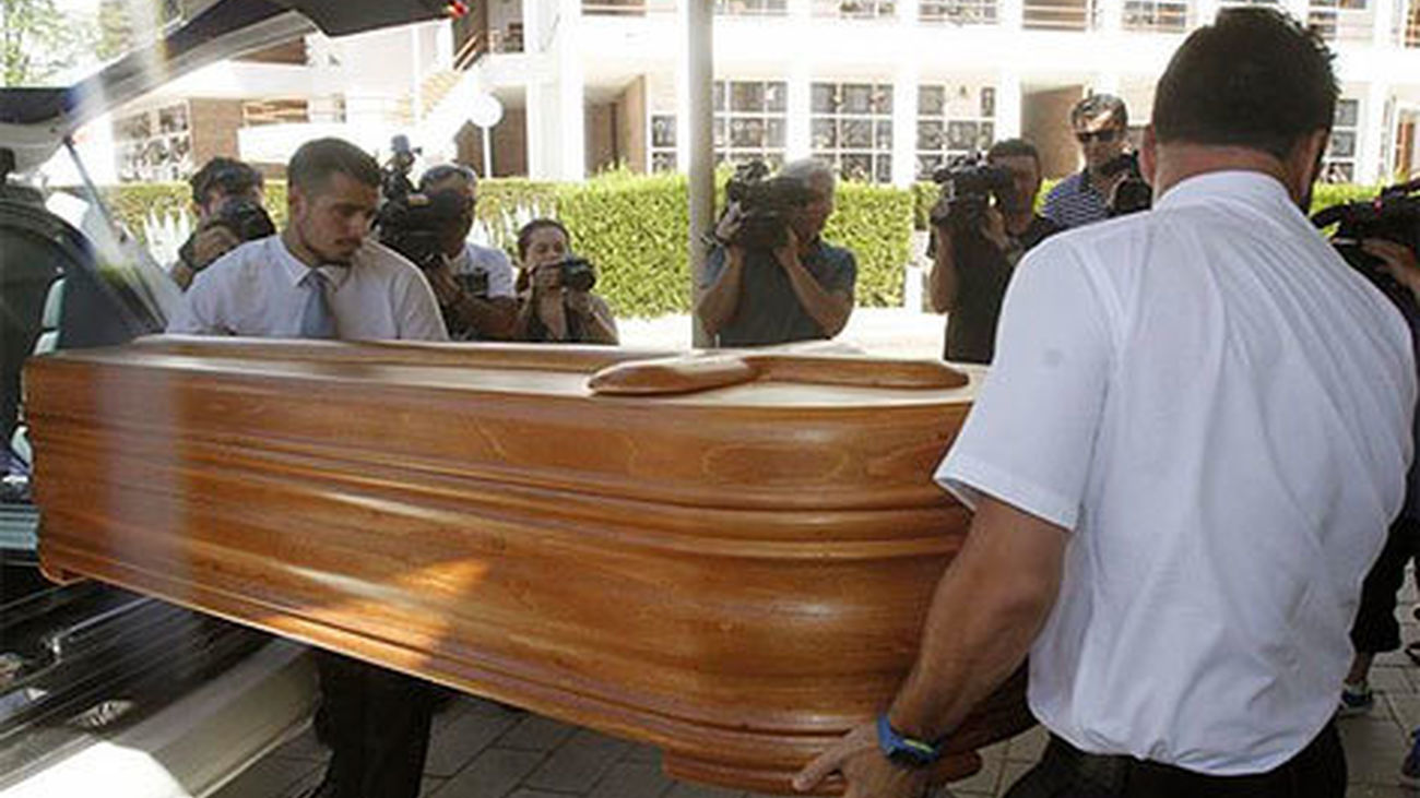 Operariso de la Funeraria  trasladan un féretro