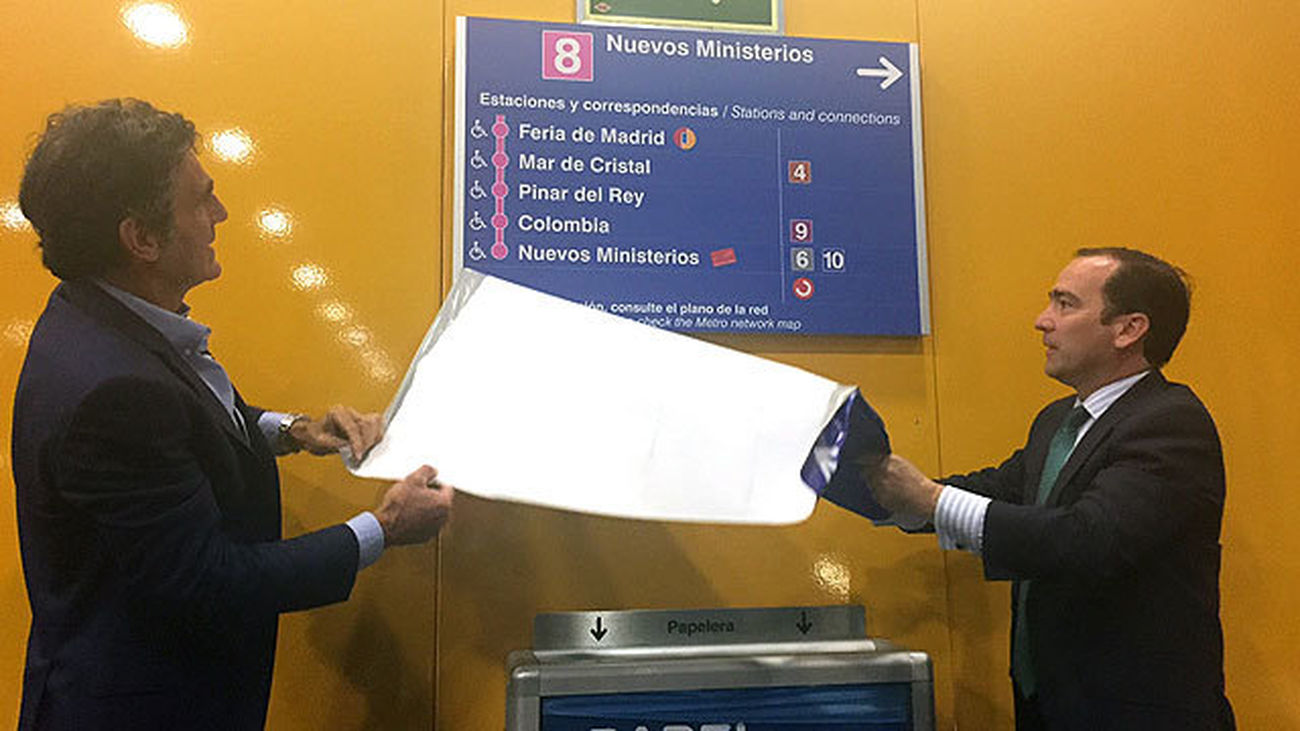 La línea 8 de Metro pionera en su señalización bilingüe