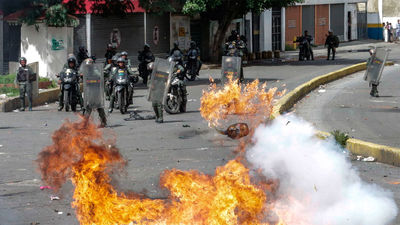 Dos muertos y 261 detenidos durante la huelga general contra Maduro