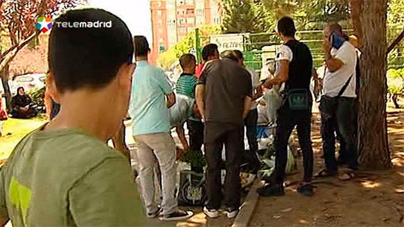 Un grupo de 80 refugiados sirios acampan en el parque de la mezquita de la M-30