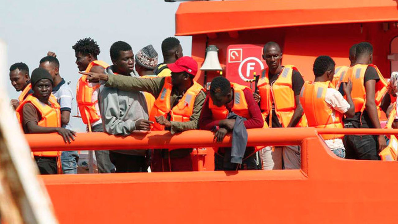 Llegada al puerto de Almería de los 44 inmigrantes de una patera