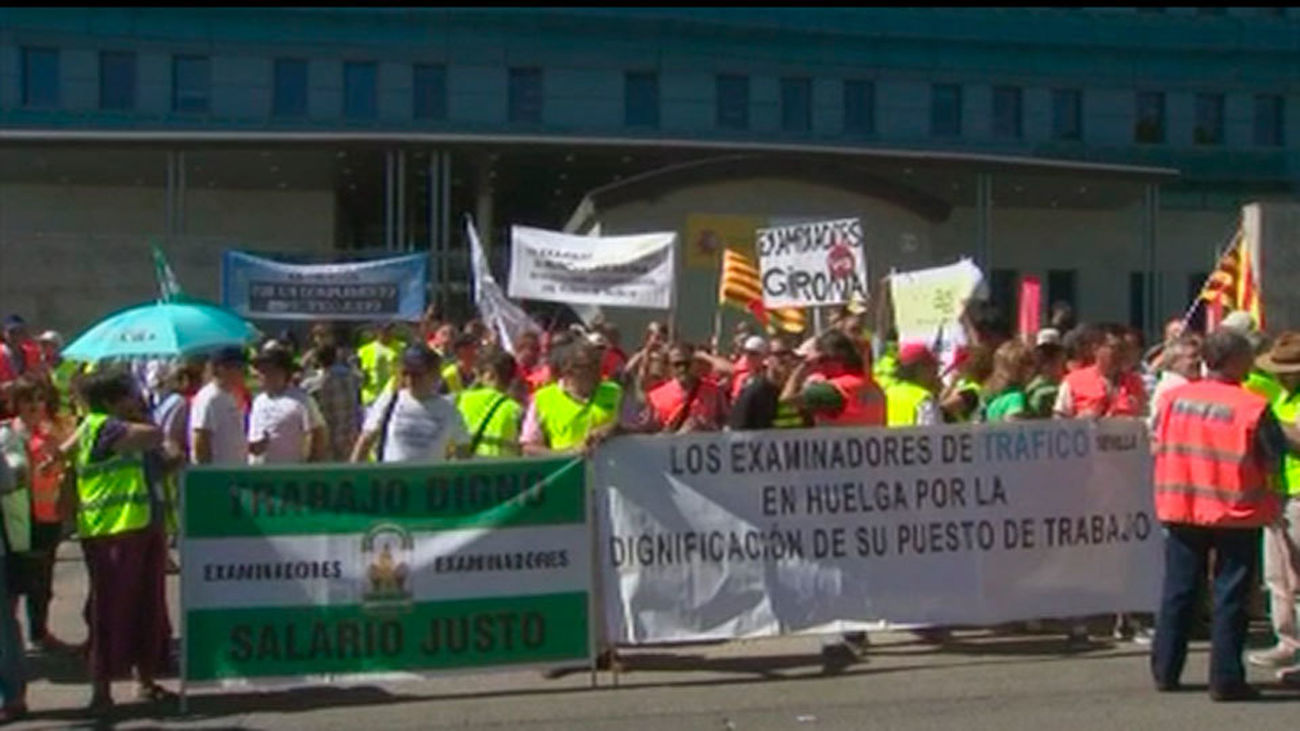 Los examinadores de tráfico amenazan con huelga indefinida en septiembre