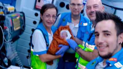 Una mujer da a luz a su tercer hijo en un portal del distrito de Fuencarral