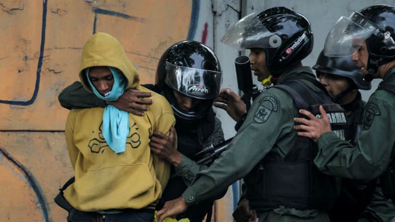 Guardia Nacional Bolivariana aprehende a un manifestante durante enfrentamientos contra opositores hoy, jueves 27 de julio de 2