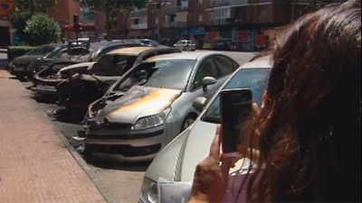 Atacan una tienda en Alcalá de Henares y arden varios coches