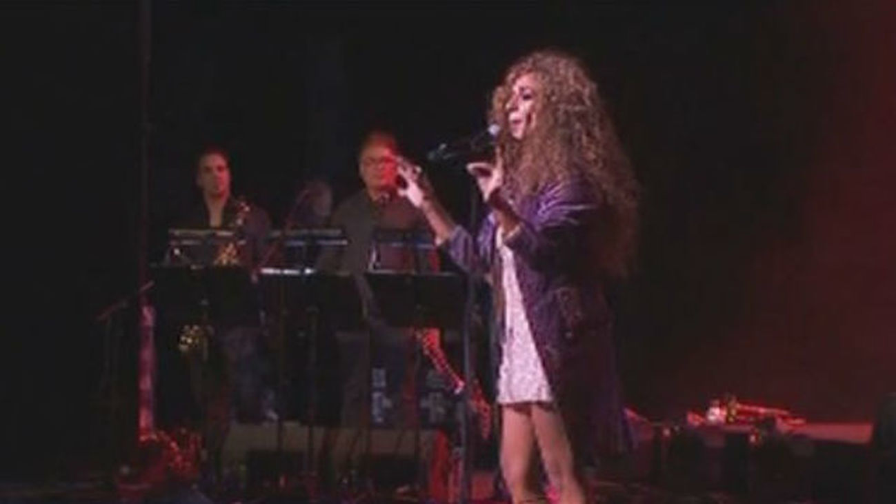 Rosario Flores besa el suelo del Real en su noche de gloria entre amigos