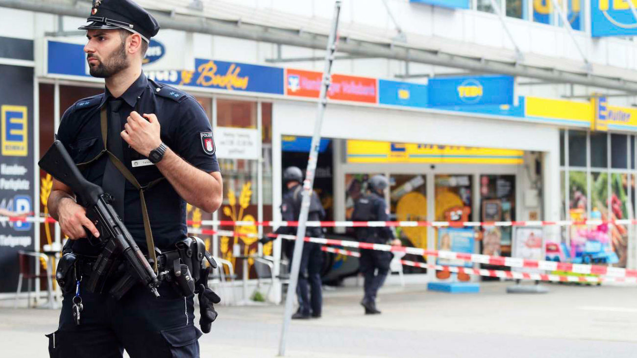 El atacante del supermercado de Hamburgo que mató ayer con un cuchillo a un hombre e hirió a seis personas