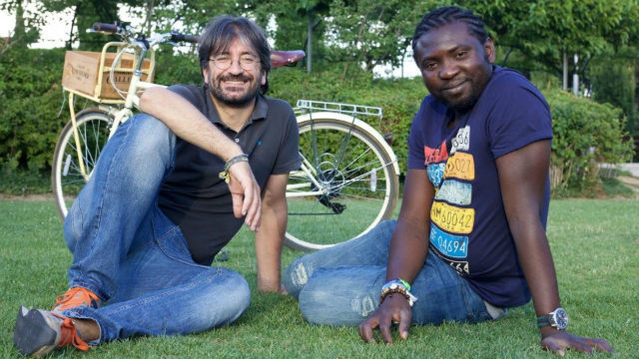 Un camerunés y un español irán en bici desde Ceuta hasta Bruselas por la integración