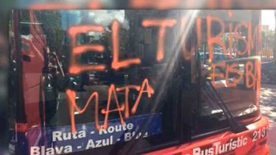 Una organización juvenil vinculada a la CUP reivindica el ataque a un bus turístico