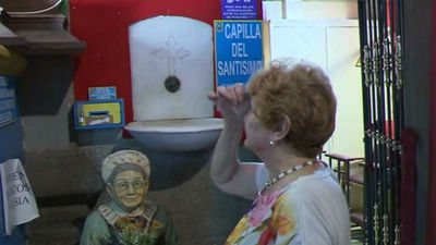 Paula, con 84 años reza todas las noche en la glesia de San Antón