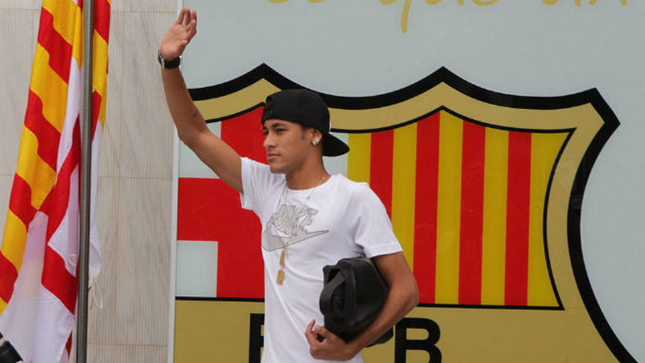 Neymar anuncia a sus compañeros que se va al PSG