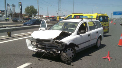 Un niño de 2 años y una mujer, heridos en un choque frontal en la A-4
